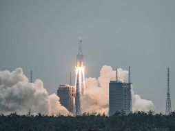 El Long March 5B, con una masa estimada de unas 20 toneladas, viajaba sin control a una velocidad de 28 mil kilómetros por hora. EFE / ARCHIVO