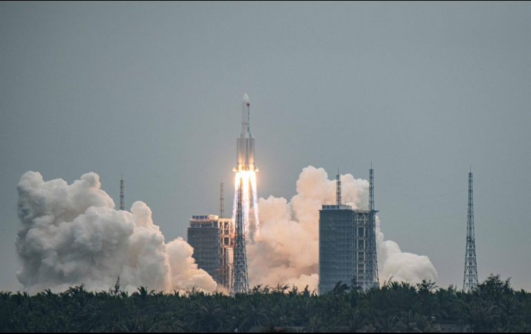 El Long March 5B, con una masa estimada de unas 20 toneladas, viajaba sin control a una velocidad de 28 mil kilómetros por hora. EFE / ARCHIVO