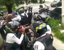 Policías viales detuvieron a un motociclista por no traer los papeles de su vehículo, pero es sometido por tres agentes y uno de ellos le da un puñetazo en la cara. ESPECIAL