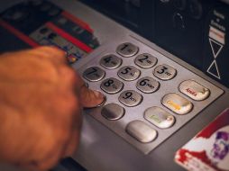 Recomiendan a adultos mayores tomar precaución a la hora de cobrar su dinero. ESPECIAL/Foto de Eduardo Soares en Unsplash