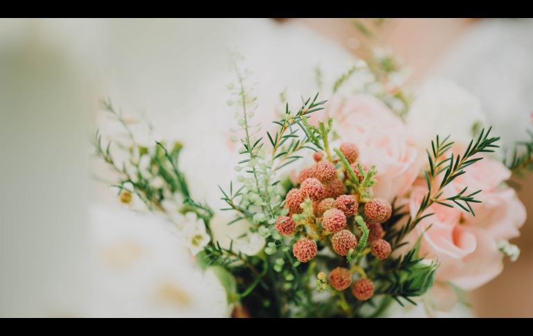 Uno de los momentos más esperados por las invitadas en las bodas es el lanzamiento del ramo de novia.. UNSPLASH/ Chuttersnap