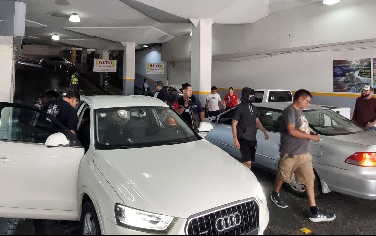 Elegir un estacionameinto seguro y prestar atención al entorno al subir y bajar del vehículo son consejos para evitar ser víctima de ladrones. EL INFORMADOR/A. Camacho