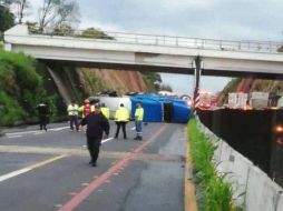 Una pipa volcó y provocó el cierre de carriles. ESPECIAL