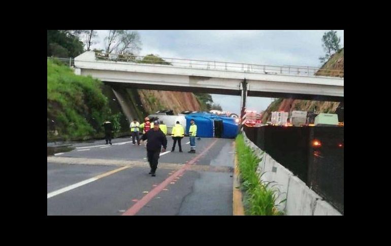 Una pipa volcó y provocó el cierre de carriles. ESPECIAL