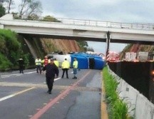 Una pipa volcó y provocó el cierre de carriles. ESPECIAL