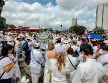 Los manifestantes que caminaron por todo avenida La Paz hasta llegar a la glorieta de avenida Chapultepec y Niños Héroes, traían entre sus manos flores en color blanco, veladoras y algunos carteles con desaparecidos. EL INFORMADOR/G. GALLO