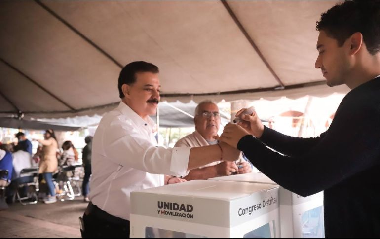 Carlos Lomelí asistió a emitir su voto. ESPECIAL