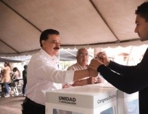 Carlos Lomelí asistió a emitir su voto. ESPECIAL