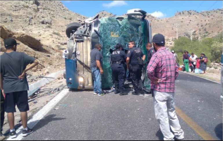 Automovilistas se detuvieron a brindar auxilio a los lesionados y se contó con el apoyo de las corporaciones policíacas estatales y municipales. ESPECIAL