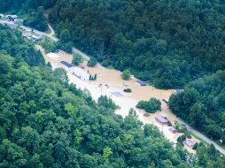 Las lluvias han sido tan fuertes que el viernes el tramo del río Kentucky en la ciudad de Jackson alcanzó la cota más alta jamás registrada con 13 metros, superando un récord establecido en 1939. EFE / J. Elbouab