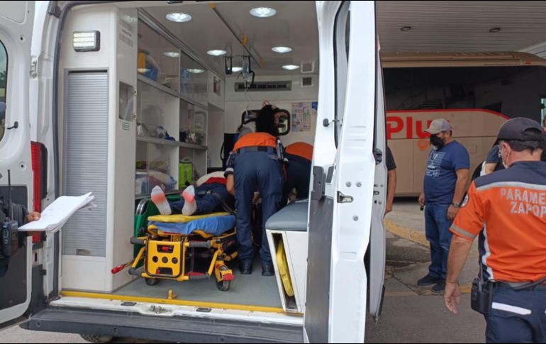 El conductor en lugar de ajustar la palanca en reversa, aceleró provocando el accidente. ESPECIAL