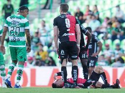 Rocha tuvo que abandonar el campo en el carrito de las desgracias. IMAGO7