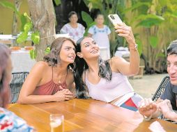 Al centro: Aislinn Derbez y Renata Notni, junto a Gil Cerezo (a la derecha), en una escena de la cinta. CORTESÍA/ Netflix