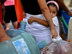 Las filas de personas esperando para llenar de agua cubos y botellas son habituales desde hace meses en la zona metropolitana de Monterrey. GETTY