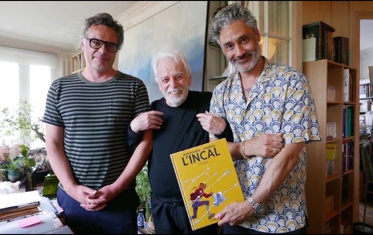 En sus redes sociales, Alejandro Jodorowsky compartió fotografías con el director ganador de Oscar, Taika Waititi (I), y al actor y guionista Jemaine Clement (D). FACEBOOK / Alejandro Jodorowsky