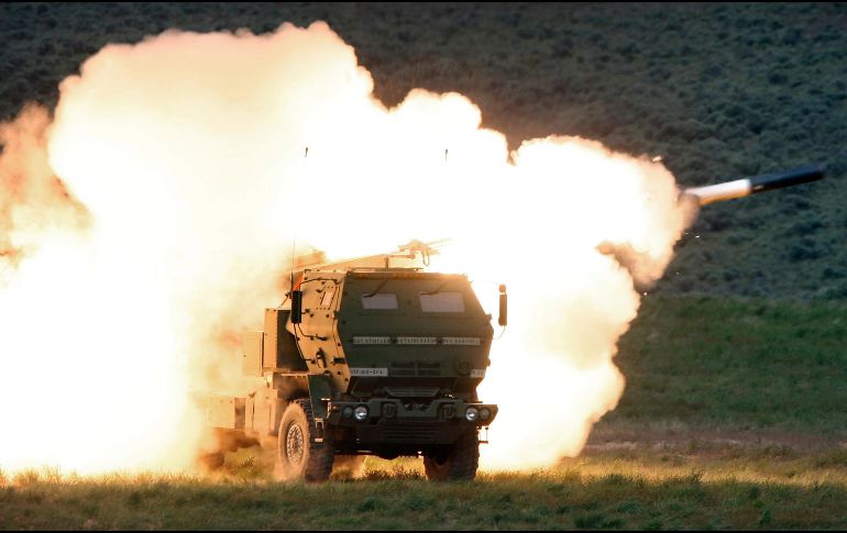 Los HIMARS de gran movilidad disparan misiles guiados por GPS con un alcance de 80 kilómetros, lo que permite a Ucrania atacar objetivos rusos que antes estaban fuera del alcance. AP / ARCHIVO