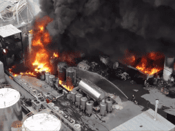 Los hechos se suscitaron en una empresa ubicada en el Parque Industrial Mitras, en donde los elementos de Protección Civil estatal confirmaron que el incendio es en una bodega donde almacenaban solventes. ESPECIAL