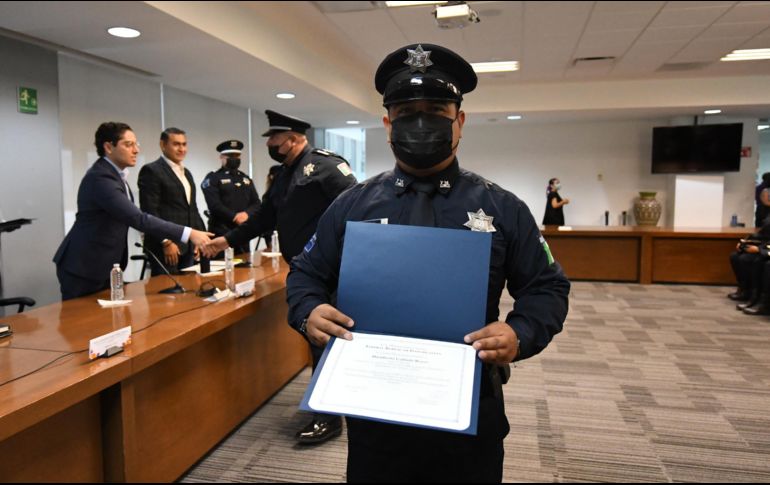 Siete oficiales recibieron uniformes y otros veinte elementos están a la espera de conocer los resultados de su examen Ceneval. ESPECIAL/Gobierno de Tlajomulco