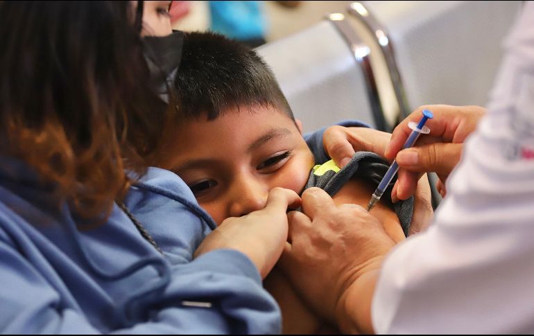 Hugo López-Gatell señala que en mortalidad, también se observa una reducción, y esto es en parte por la vacunación contra la pandemia, por lo que llama a la población a que se vacune. SUN / B. Fregoso