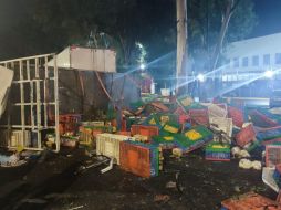 En el sitio quedaron más de 50 cajas transportadoras de gallinas tiradas en el concreto, y en la cuneta ya afuera del camino. ESPECIAL