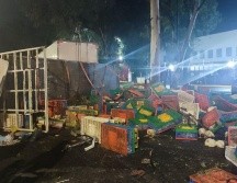 En el sitio quedaron más de 50 cajas transportadoras de gallinas tiradas en el concreto, y en la cuneta ya afuera del camino. ESPECIAL