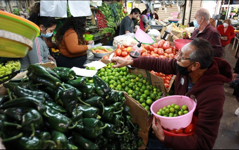 Ramírez de la O dice que el salario mínimo con el paquete se mantiene 8 mil 943 pesos, por lo si no hubiera apoyos estaría por debajo en un 12% con caída fuerte para el salario mensual. EL INFORMADOR / ARCHIVO