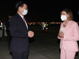 La presidenta de la Cámara de Representantes de Estados Unidos, Nancy Pelosi, es recibida por el ministro taiwanés de Relaciones Exteriores, Joseph Wu. AP / Ministerio de Relaciones Exteriores de Taiwán