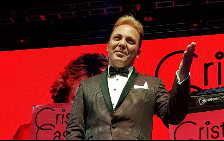 El artista eligió dos tonos, rojo y azul que lucen en forma de rayas en su cabellera, el peinado también hizo juego con su playera de los mismos colores. EL INFORMADOR / ARCHIVO