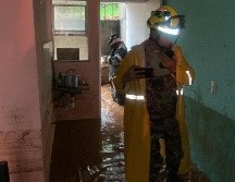 Los hechos se registraron alrededor de las 10:35 horas, luego de que los bomberos estatales recibieron el reporte vía el número de emergencias 911, de una barda colapsada en Cima Serena. FACEBOOK / Protección Civil Jalisco