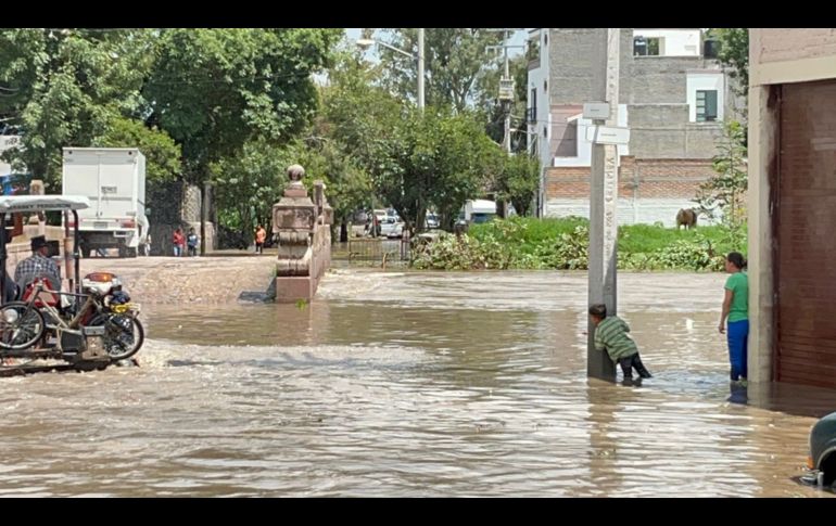 En algunos puntos del municipio, el nivel del agua alcanzó hasta el metro de altura, lo que originó el despliegue de los tres niveles de gobierno. ESPECIAL/Protección Civil Jalisco