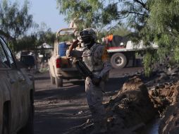 En total 230 elementos del Ejército, Guardia Nacional y de autoridades de Seguridad Pública participan en la aplicación del plan DNIII-E en la zona del pozo en Coahuila, con apoyo de 17 vehículos, ambulancias urbanas y dos aeronaves. EFE / A. Ojeda