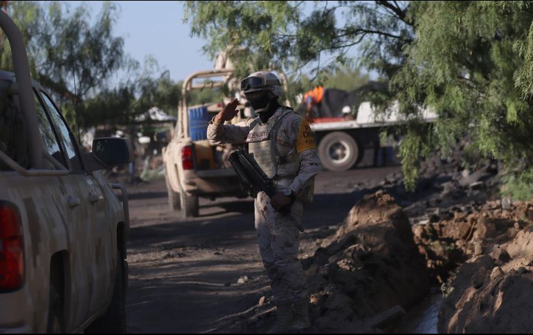 En total 230 elementos del Ejército, Guardia Nacional y de autoridades de Seguridad Pública participan en la aplicación del plan DNIII-E en la zona del pozo en Coahuila, con apoyo de 17 vehículos, ambulancias urbanas y dos aeronaves. EFE / A. Ojeda