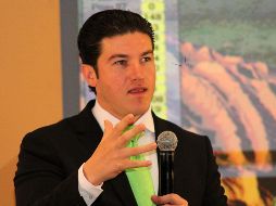 El gobernador de Nuevo León, Samuel García, criticó que haya personas que se bañan hasta dos veces por día. SUN / ARCHIVO