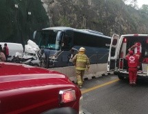 Al llegar, la UEPCBJ localizó un camión de pasajeros y un auto Nissan Versa en color blanco, con dos lesionados. ESPECIAL / PC Jalisco