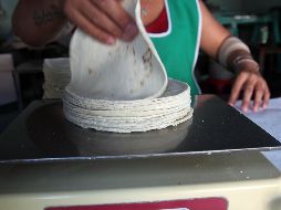 Las tortillas en Jalisco incrementaron este año seis pesos y la próxima semana se espera una nueva alza. EL INFORMADOR/ ARCHIVO