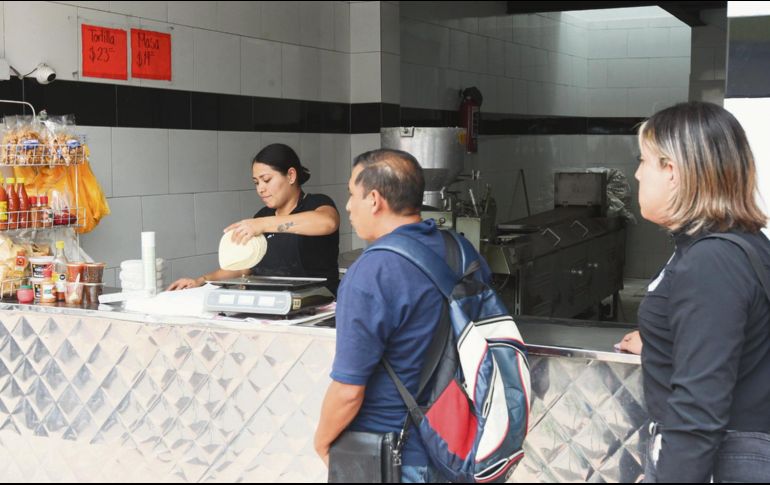 Revisa su consistencia, textura y olor. Deben ser redondas y lisas de un lado;  del otro, son suaves con una fina capa de masa. EL INFORMADOR/ A. Camacho