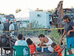 A varias horas del accidente, familiares de los mineros esperaban sentados en las cercanías de la mina. EFE