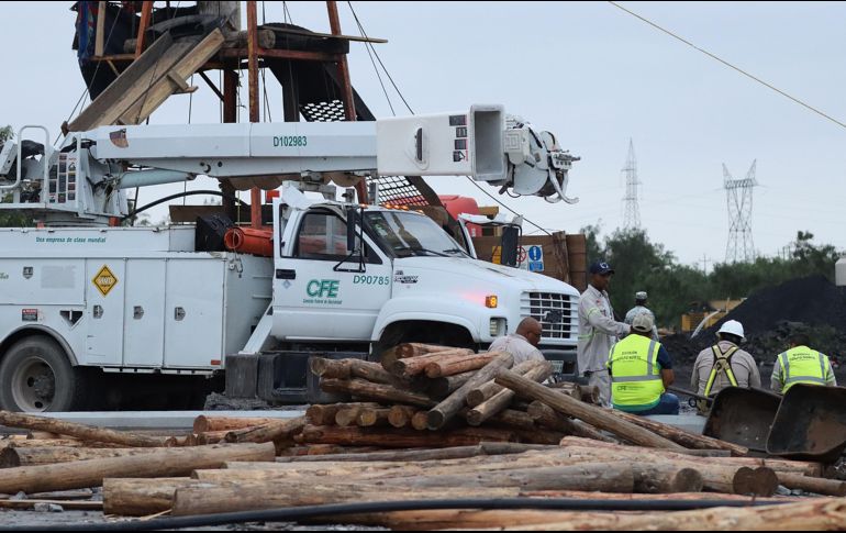 La CFE ha colocado en sitio 7 generadores de energía eléctrica y 3 transformadores, que se complementan con 4 proporcionados por varias compañías mineras, para un total de 14 equipos. EFE / A. Ojeda