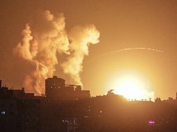 La televisión israelí mostró la intercepción de dos cohetes disparados desde Gaza y sonaron las alarmas de ataque aéreo en el centro de Israel. EFE/M. Saber