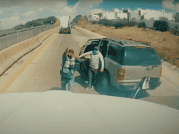 Un hombre salió de la ventana que está del lado del copiloto de una camioneta color café, y sujetando un a arma corta le hizo una señal al conductor para que se detenga. ESPECIAL