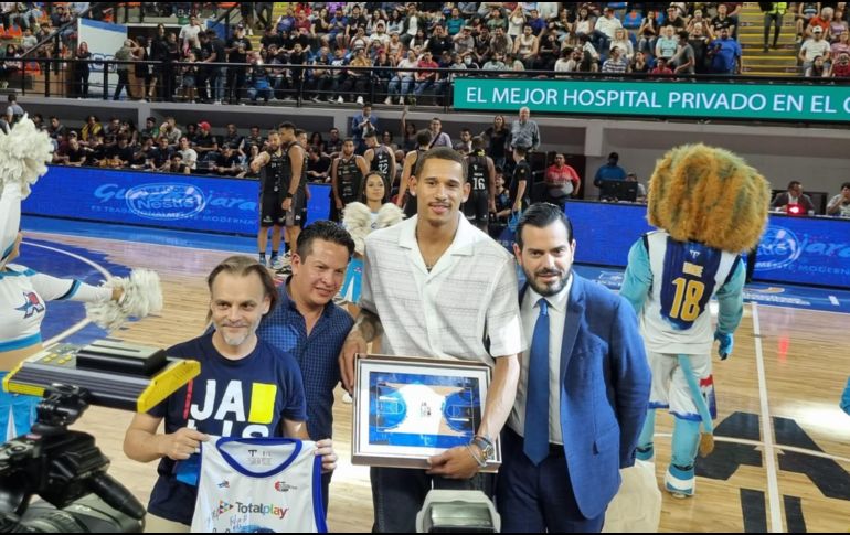 Juan Toscano estuvo presente en la Arena Astros y recibió un reconocimiento. IMAGO7