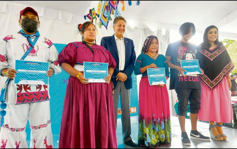 Juan José Frangie (al centro), recalcó el apoyo y reconocimiento que tiene por las comunidades indígenas. CORTESÍA