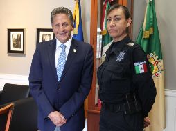 El presidente municipal Juan José Frangie al lado de Arcelia Abelar, nueva comandante de la Unidad de Atención a Violencia Intrafamiliar. EL INFORMADOR/A. Camacho