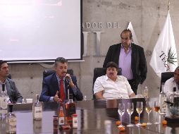 Miguel Ángel Domínguez (corbata roja), presidente del CRT, presidió la reunión con representantes de otras denominaciones de origen. EL INFORMADOR/A. Camacho