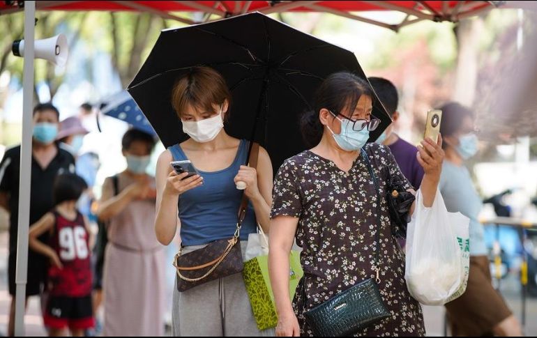 Los turistas que desean salir de Sanya tienen que dar negativo en el virus en cinco pruebas PCR en siete días. EFE/W. Hao