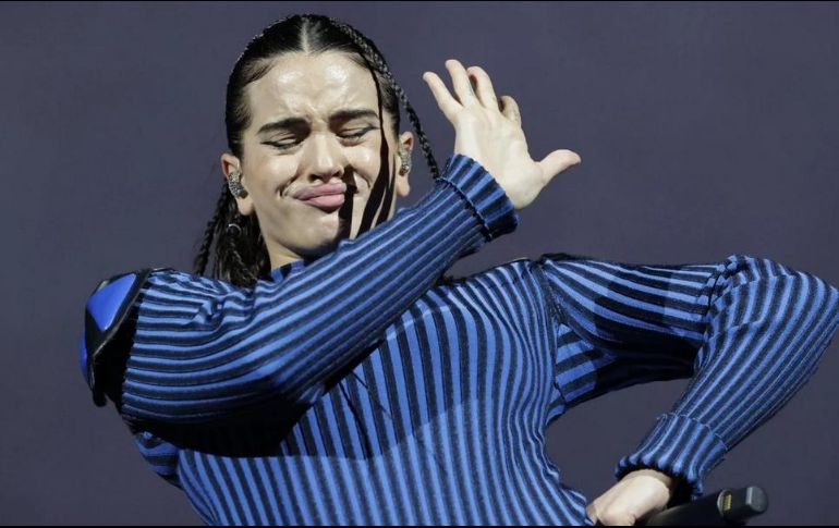 En el video que circula en redes, se observa a Rosalía en el escenario mascando un chicle mientras ve con 