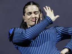 En el video que circula en redes, se observa a Rosalía en el escenario mascando un chicle mientras ve con 