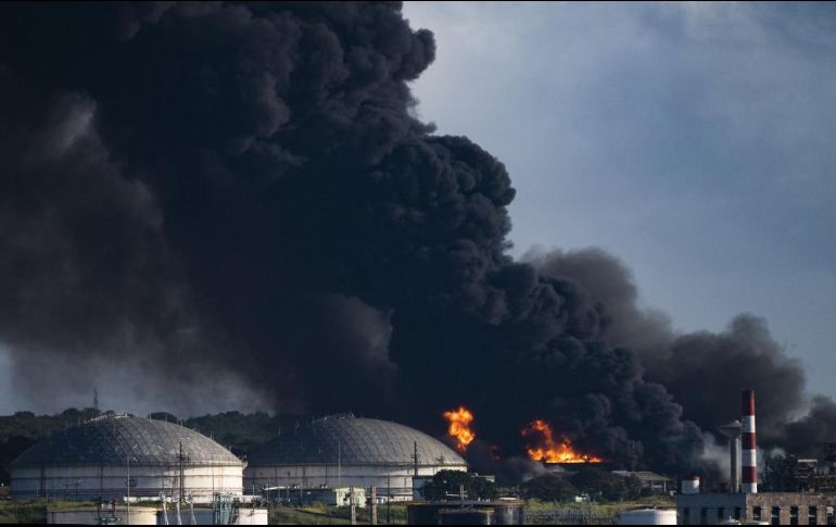 Fuertes llamas y una alta columna de humo negro se alzan en la base de supertanqueros, en el cinturón industrial de la ciudad de Matanzas. AFP / Y. Lage