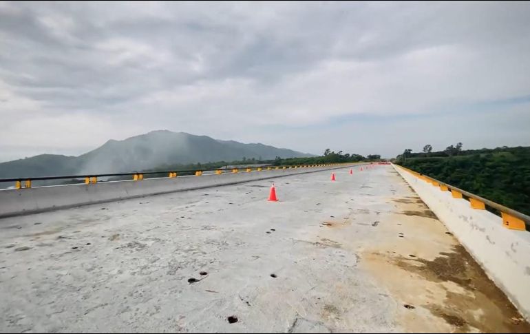 López Obrador agradeció a los ejidatarios que impugnaban la conclusión de la obra por haber retirado los amparos interpuestos, y permitieron las negociaciones para proceder a terminar dicha vía. ESPECIAL /