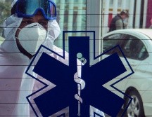 El IMSS recomienda seguir con las medidas preventivas, como uso de cubrebocas y la sana distancia. EFE / ARCHIVO